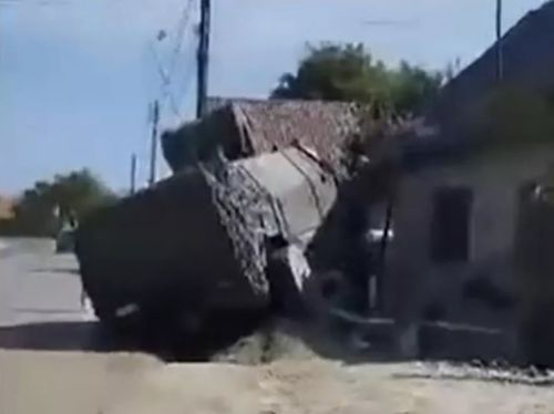 O blindată NATO a dărâmat gardul unei case din Covasna. Cum s-a produs incidentul