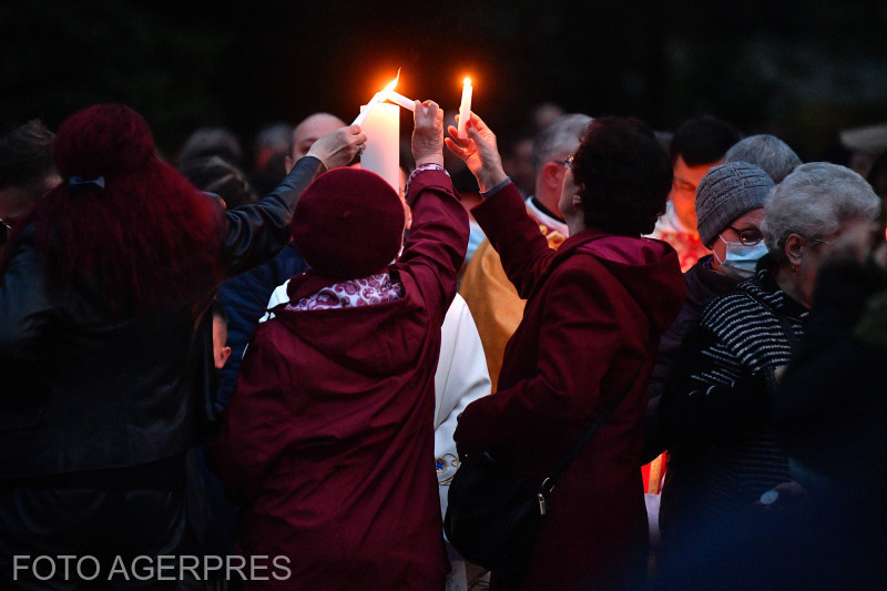Mii de credincioși, martori la miracolul ortodoxiei. Lumina Sfântă s-a aprins la Ierusalim cu o oră mai târziu decât în ultimii ani