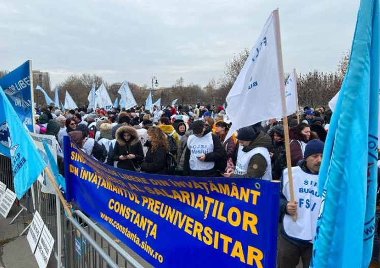 Profesorii ies în stradă din cauza salariilor. Dascălii amenință cu neprezentarea la examene și neîncheierea situațiilor școlare