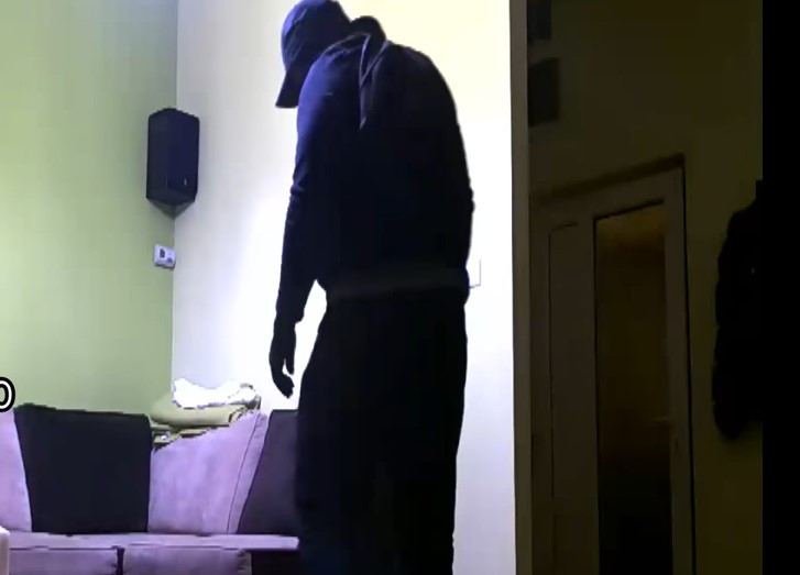 Cartierul bogaților de lângă București, terorizat de hoți în preajma sărbătorilor. Indivizi mascați vin noapte de noapte și sparg casele sau mașinile oamenilor