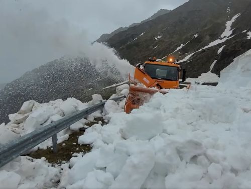 Zăpadă de 4 metri pe Transfăgărășan. Lucrări de deszăpezire chiar în prima zi de vară. Când se deschide drumul