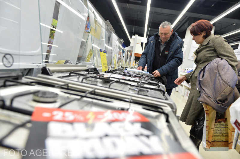 Românii, în goană după reduceri de Black Friday 2023. Cu cât a cumpărat o femeie un cuptor care costa inițial 1.800 de lei