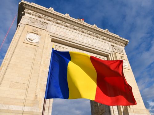 Pe drapelul României nu vor fi adăugate alte inscripții și simboluri. Iohannis a promulgat legea