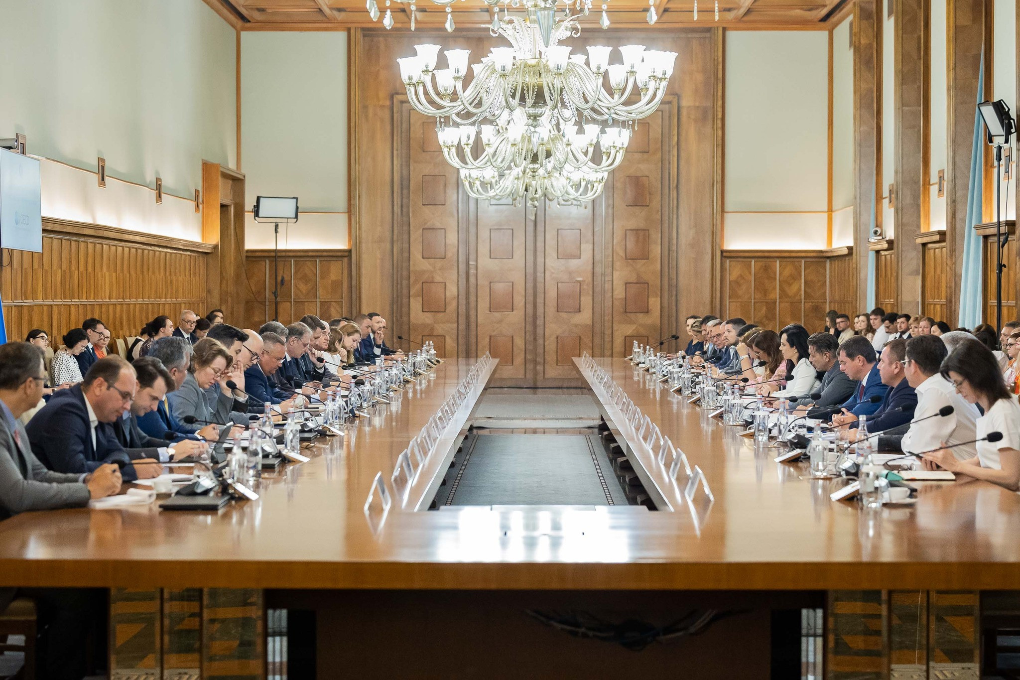 Pachetul de măsuri fiscale, atacat la CCR de USR. Opoziţia acuză că legea este neconstituțională şi va afecta negativ economia țării