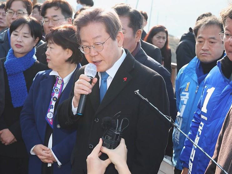 Liderul opoziției din Coreea de Nord, înjunghiat în gât în timp ce ținea un discurs. În ce stare se află politicianul