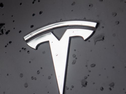 Proces în California: Tesla acuzată de defect de fabricație după ce un copil a pornit mașina și a accidentat-o pe mama sa