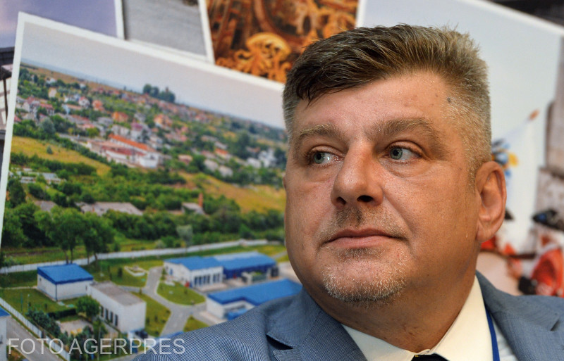 Mită în rate pentru un loc la Ministerul Fondurilor Europene. Angajatele pe „pile” îi plăteau directorului câte 3.000 de lei lunar