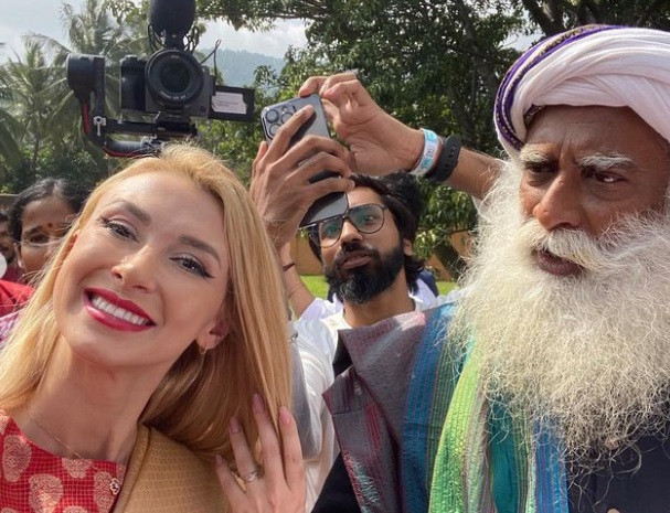 Andreea Bălan, adevăratul motiv pentru care a mers în India. L-a întâlnit personal pe Sadhguru