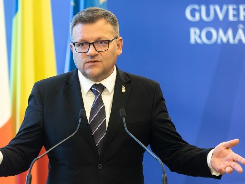 Un ONG solicită demisia lui Marius Budăi, după cazul Căminele Groazei. De ce este acuzat ministrul