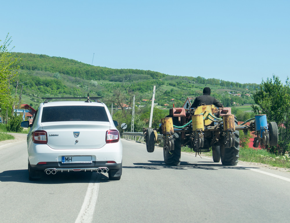 Noi modificări în Codul Rutier. Depășirea pe linie continuă ar putea fi permisă în anumite situații