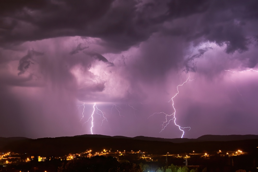 Avertizare ANM! Cod roșu de ploi și vijelii. Cod portocaliu și galben de vreme rea pentru mai multe zone din România