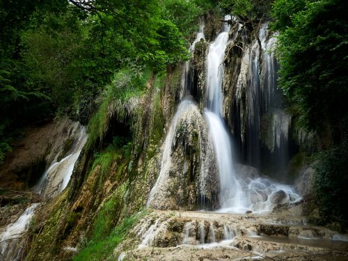 Una dintre cele mai populare cascade din România s-a prăbușit. Turiștii obișnuiau să înoate la poalele cascadei