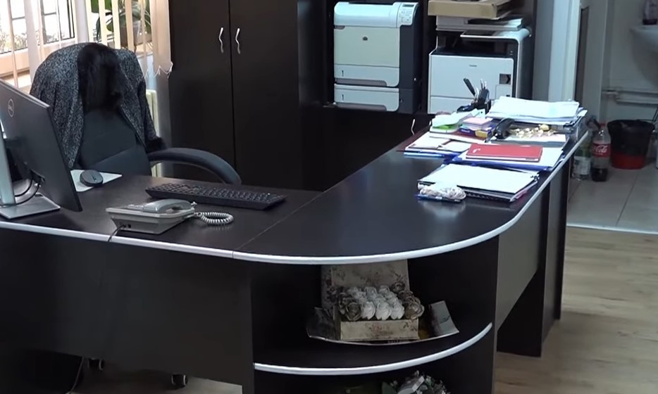 Eleva din Oradea care și-a înjunghiat pedagogul, reținută pentru tentativă de omor. Incidentul s-a petrecut chiar în biroul directoarei școlii, de față cu diriginta și mama