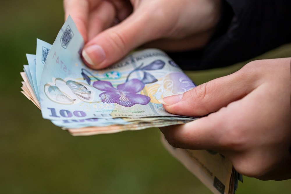 Salariul minim va crește înainte de alegeri. Scenariile discutate de guvern, sindicate și patronate