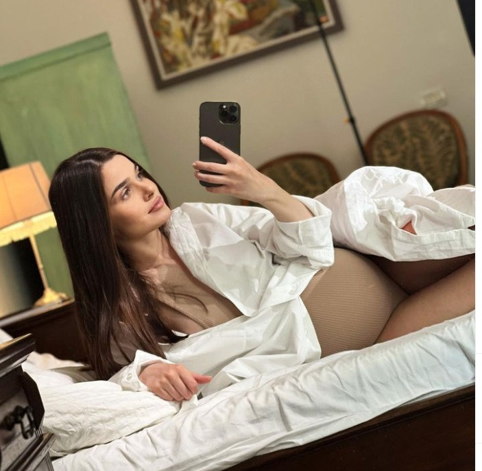 Theo Rose, primele declarații după ce a născut. Artista este în culmea fericirii: „Îl țin în brațe”