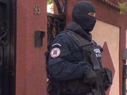 Percheziții DIICOT în cazul unui minor ținut în sclavie la o stână din Brașov