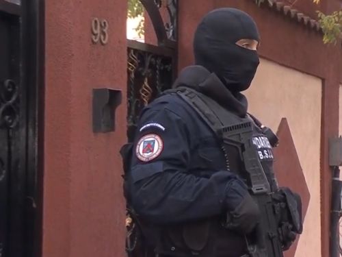 Percheziţii la clanul Caran. Liderii celei mai puternice grupări interlope din România au fost săltați de mascați