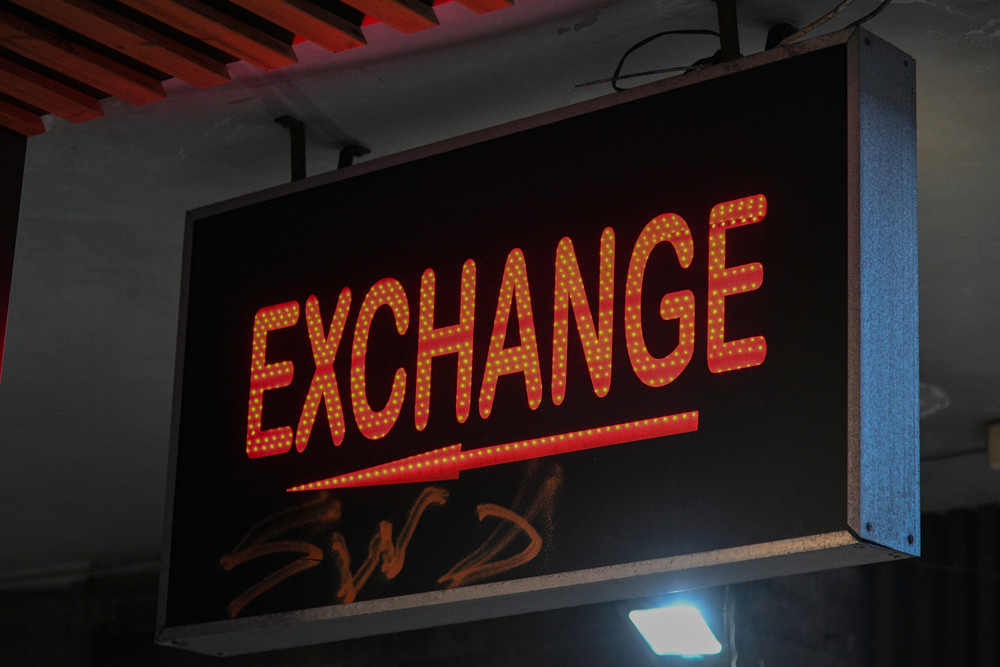 Casele de schimb valutar ale băncilor vor dispărea. Tranzacţiile devin mai costisitoare