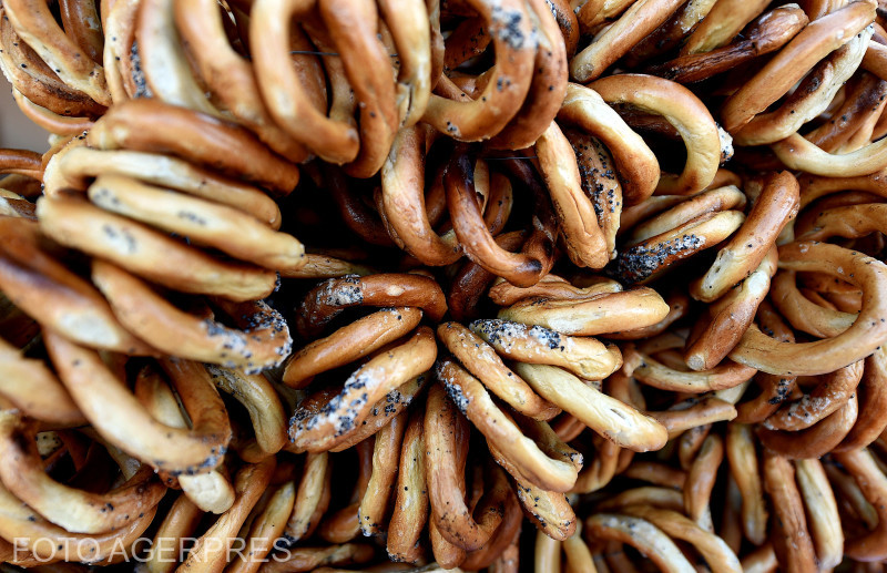 Câtă sare conține clasicul covrig cu mac. Care sunt cele mai sărate alimente din supermarket