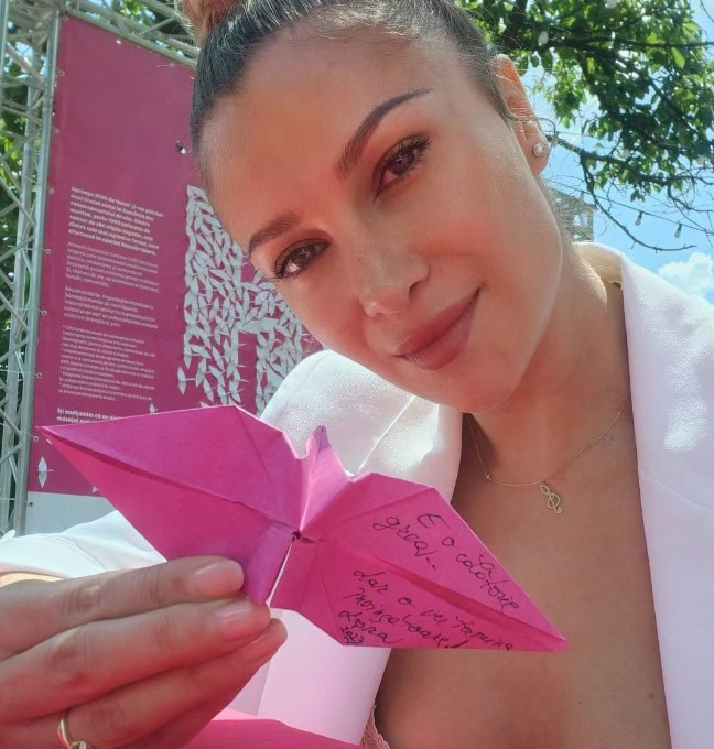 Lora suferă de o boală rară. Cântăreața a început să se confrunte cu simptomele acum 5 ani