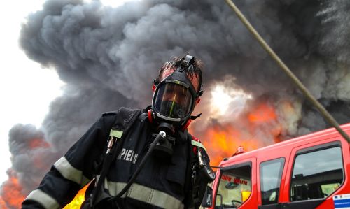 Catastrofă la fabrica Borsec: Flăcările și fumul dens pun în pericol zona