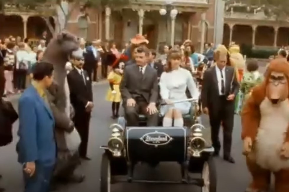 Cum a ajuns Nicolae Ceaușescu să fie primul lider comunist la celebrul parc de distracții Disneyland. După Mickey Mouse, s-a întâlnit cu Richard Nixon