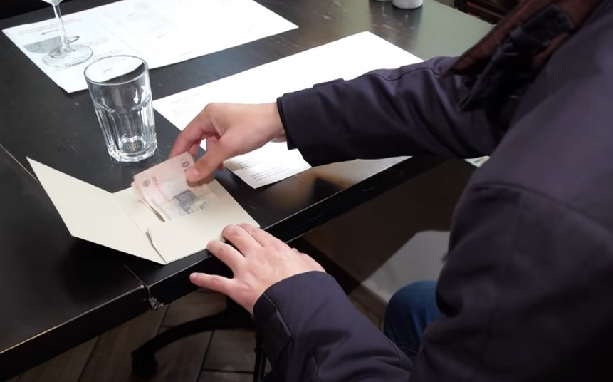 Nu ne mai permitem să fim generoși; jumătate dintre români nu mai lasă bacșiș. Ospătar: „Nota 96,95 de lei, tot 100 de lei ne spune”