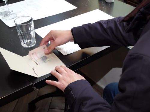 Nu ne mai permitem să fim generoși; jumătate dintre români nu mai lasă bacșiș. Ospătar: „Nota 96,95 de lei, tot 100 de lei ne spune”