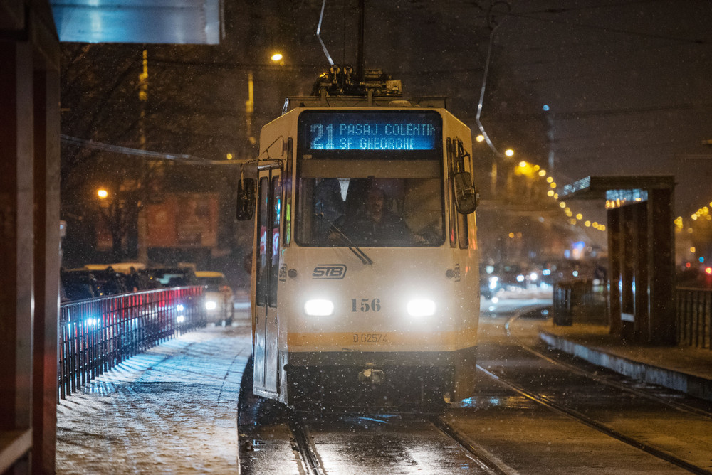 Circulația tramvaielor din București, îngreunată de gerul cumplit. Șinele mai multor linii de tramvai au crăpat de frig