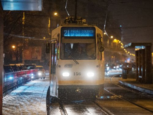 Circulația tramvaielor din București, îngreunată de gerul cumplit. Șinele mai multor linii de tramvai au crăpat de frig