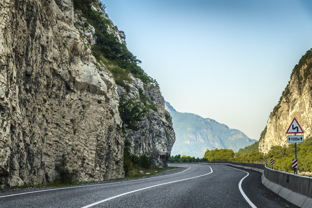 Mai multe stânci au căzut pe Transalpina în zona lacului Tău Bistra din Alba. Porțiunea de drum a fost blocată