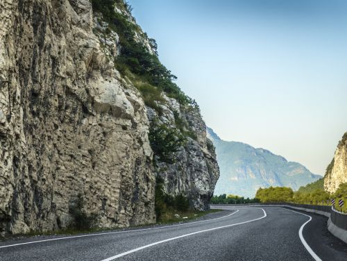 Mai multe stânci au căzut pe Transalpina în zona lacului Tău Bistra din Alba. Porțiunea de drum a fost blocată