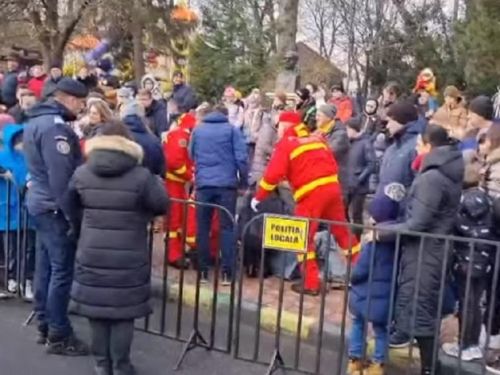 VIDEO Un militar de la Școala de Jandarmi Fălticeni a leșinat în timpul paradei de 1 Decembrie de la Suceava