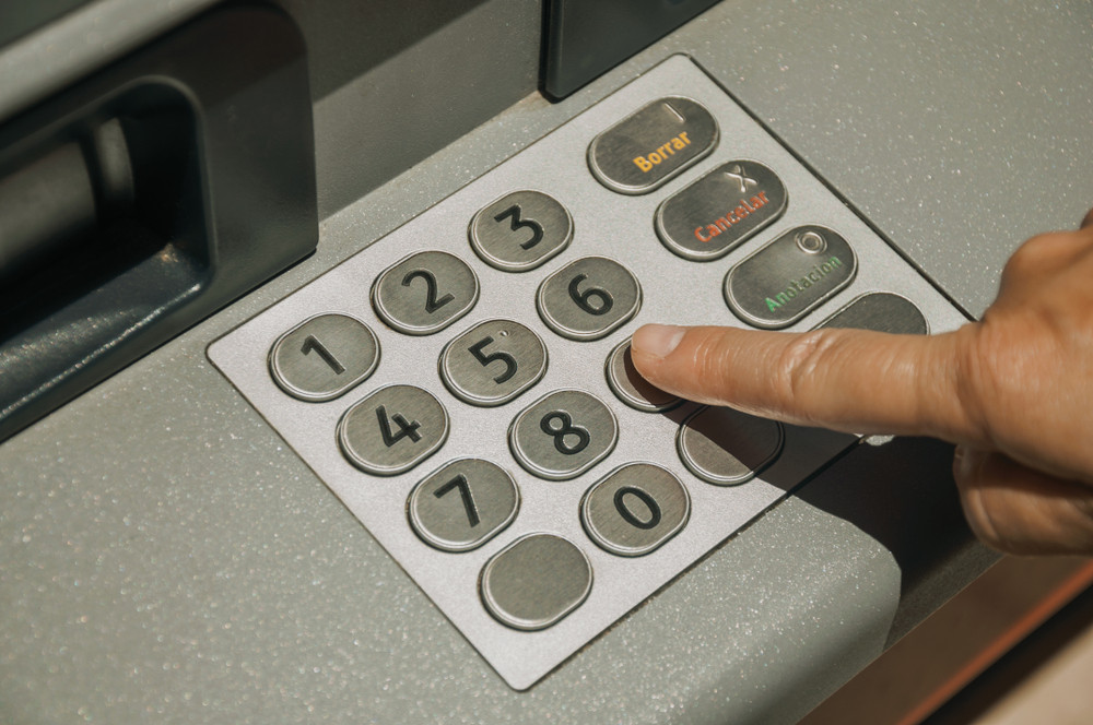 Află legătura surprinzătoare dintre primul ATM și tonomatul de ciocolată