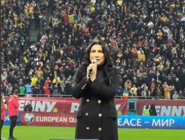 Andra, criticată pentru că nu a știut Imnul Național la meciul Romania vs. Elveția. A citit versurile de pe tabletă