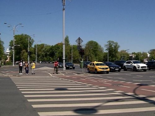 Noi benzi de circulație pe drumurile din toată Europa, vopsite în roz și verde. Cine va putea circula pe ele