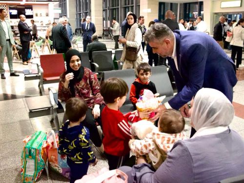Românii evacuați din Fâșia Gaza au ajuns la București. Premierul Ciolacu a revenit în țară alături de ei