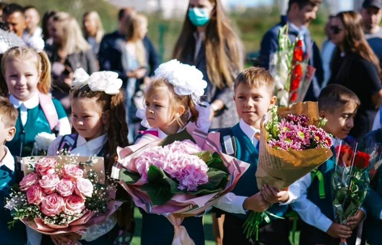 Prima zi din anul școlar 2023 - 2024. Elevii, unii întâmpinați cu baloane, alții cu schele