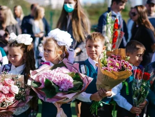 Prima zi din anul școlar 2023 - 2024. Elevii, unii întâmpinați cu baloane, alții cu schele