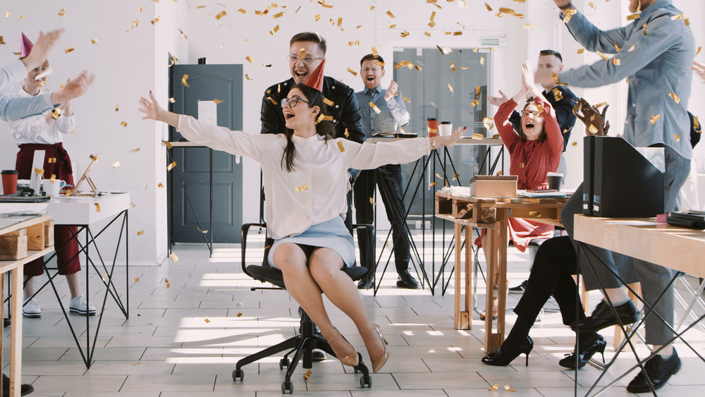 Senatorii PNL și PSD cer ca ziua de naștere a angajaților să fie liberă și plătită de angajatori