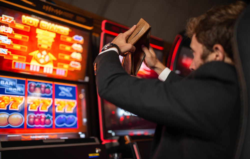 Incident șocant în Giurgiu: Un bărbat a devastat săli de jocuri cu toporul după pierderi la păcănele