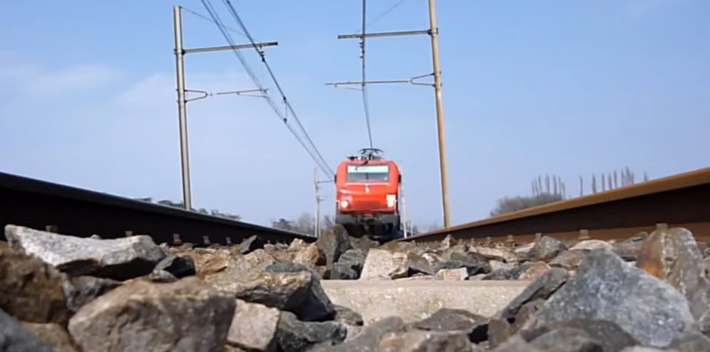 Un utilaj feroviar s-a răsturnat la Roșiorii de Vede. Un lucrător feroviar a decedat