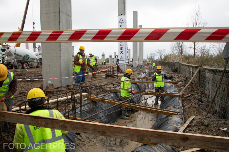 Angajații care ar putea avea salariile tăiate din toamnă. Guvernul încearcă să reducă deficitul bugetar