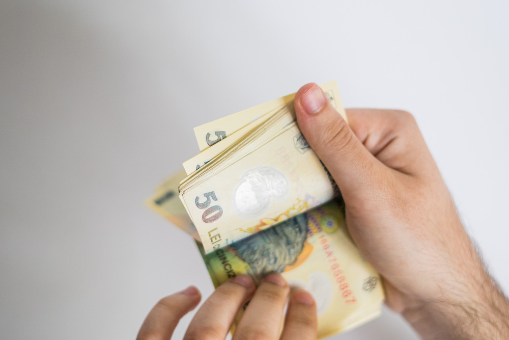 Românii se înghesuie să cumpere titluri de stat Fidelis. Economii de jumătate de miliard de lei