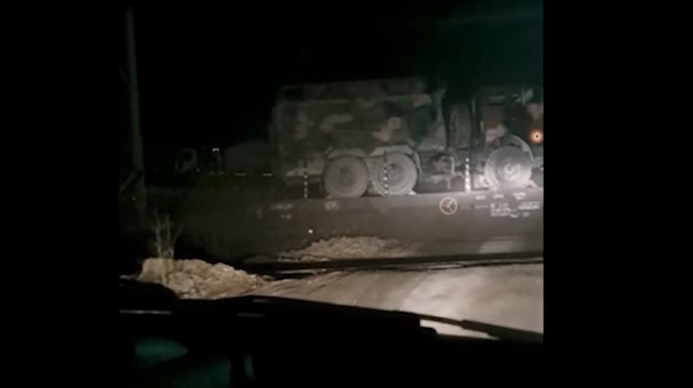 Un tren încărcat cu tehnică militară, deraiat de un lanț, la Brașov