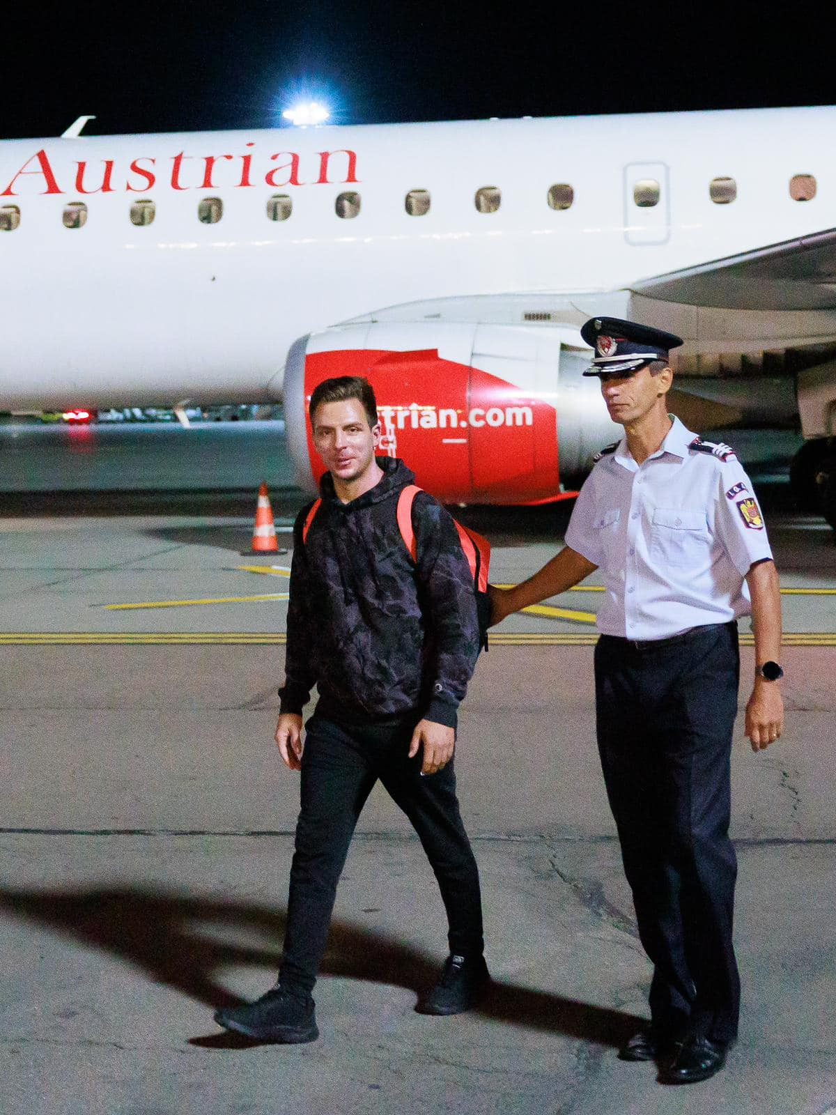 Primul pacient român tratat în străinătate după exploziile de la Crevedia a revenit în țară. Ce mesaj a transmis premierul Ciolacu