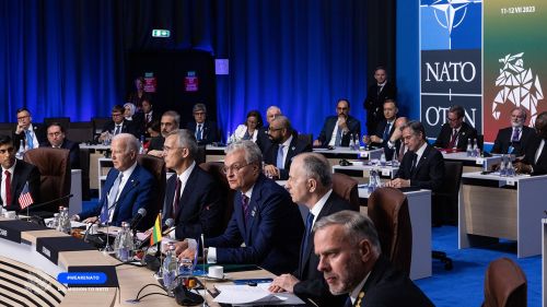 NATO își intensifică rolul în sprijinul Ucrainei și discută despre arme nucleare în contextul amenințărilor globale