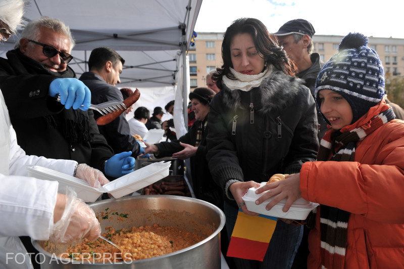 Ce pun pe masă românii de 1 Decembrie. De ce este fasolea cu cârnați mâncare tradițională de Ziua Națională