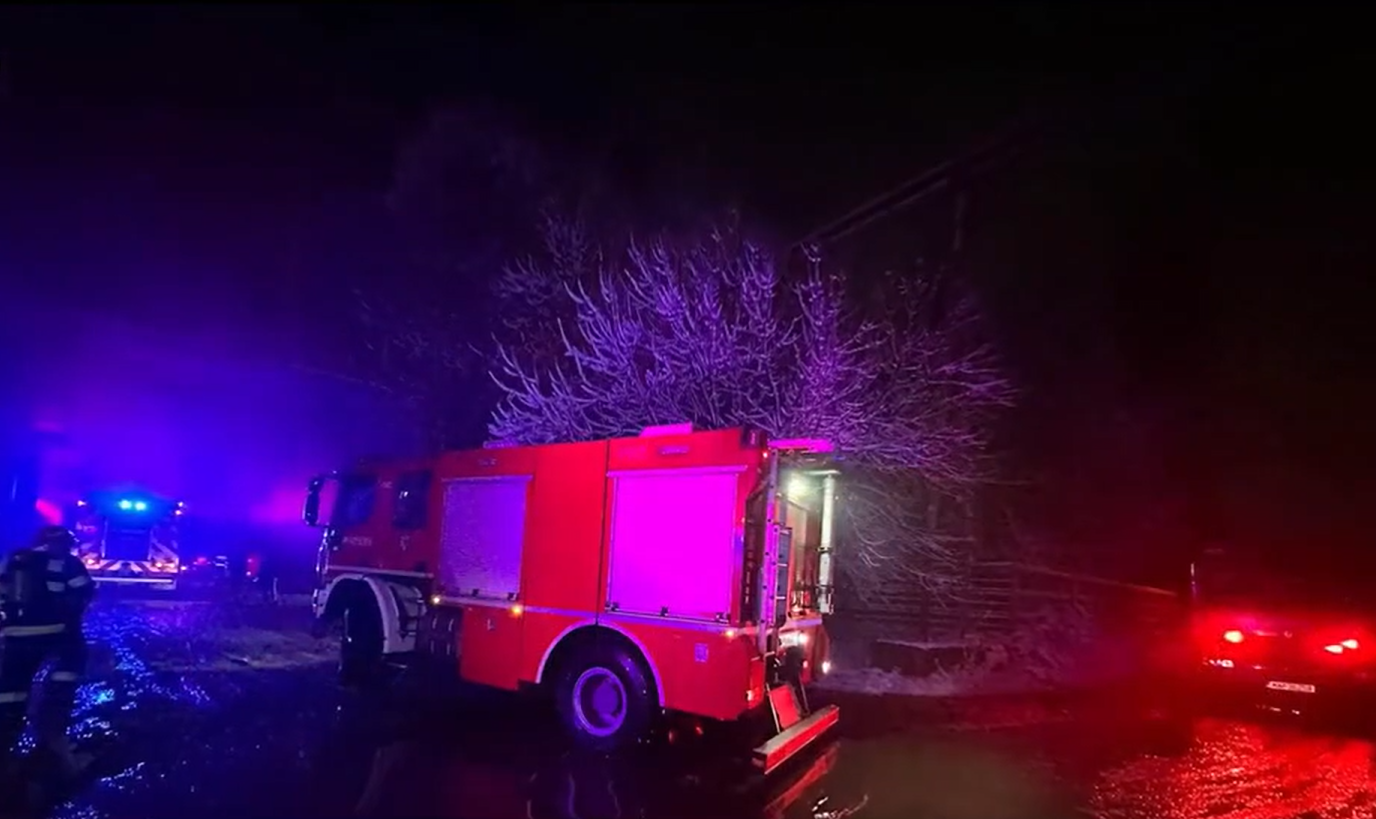 Incendiu puternic la un depozit cu lemne din cartierul Berceni