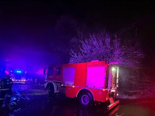 Incendiu puternic la un depozit cu lemne din cartierul Berceni